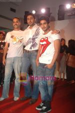 Abhishek Bachchan, Prateik Babbar, Rohan Sippy at Dum Maro Dum Promotion in Mumbai on 10th April 2011 (3).JPG