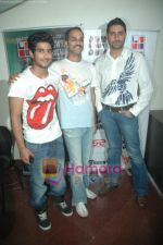 Abhishek Bachchan, Prateik Babbar, Rohan Sippy at Dum Maro Dum Promotion in Mumbai on 10th April 2011 (43).JPG
