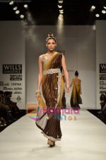 Model walks the ramp for Rabani Rakha show on Wills Lifestyle India Fashion Week 2011-Day 5 in Delhi on 10th April 2011 (27).JPG