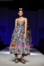 Model walks the ramp for Rabani Rakha show on Wills Lifestyle India Fashion Week 2011-Day 5 in Delhi on 10th April 2011 (49).JPG