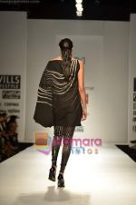 Model walks the ramp for Ritesh Kumar show on Wills Lifestyle India Fashion Week 2011-Day 5 in Delhi on 10th April 2011 (11).JPG