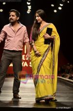 Vidya Balan at Sabyasachi show on Wills Lifestyle India Fashion Week 2011-Day 5 in Delhi on 10th April 2011 (33).JPG