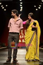 Vidya Balan at Sabyasachi show on Wills Lifestyle India Fashion Week 2011-Day 5 in Delhi on 10th April 2011 (35).JPG