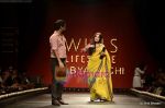 Vidya Balan at Sabyasachi show on Wills Lifestyle India Fashion Week 2011-Day 5 in Delhi on 10th April 2011 (49).JPG
