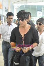 Shahrukh Khan arrive from Kolkata after KKR win in Domestic Airport, Mumbai on 12th April 2011 (22).JPG