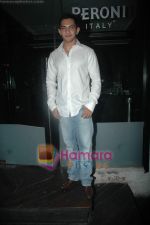 Aditya Narayan at Sunidhi_s bash for Enrique track in Vie Lounge on 18th April 2011 (3).JPG