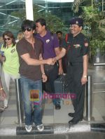 Shahrukh Khan Snapped at domestic airport in Mumbai on 18th April 2011 (7).JPG