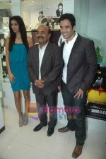 Tusshar Kapoor, Preeti Desai unveil Chormotech watces in Andheri on 20th April 2011 (20).JPG