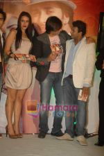 Neha Dhupia, Vivek Oberoi at the launch of singer Apoorv_s album in Vie Lounge on 21st April 2011 (14).JPG