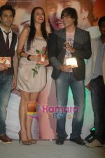 Neha Dhupia, Vivek Oberoi at the launch of singer Apoorv_s album in Vie Lounge on 21st April 2011 (15).JPG