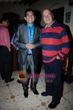 Prem Chopra, Sanjeev Kapoor at Food Food channel bash hosted by Sanjeev Kapoor in Bunglow 9 on 22nd April 2011 (103).JPG