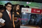 Kangana Ranaut unveils the new LG 3D Tv in Taj Lands ENd, Mumbai on 26th April 2011 (12).JPG