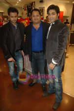 Vatsal Seth, Ruslaan Mumtaz at provogue store launch  in Infinity Mall, Mumbai on 26th April 2011 (2).JPG