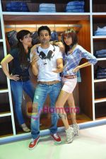 Soha Ali Khan, Rajeev Khandelwal, Mrinalini Sharma at GAS photo-shoot in GAS Store, Mumbai on 29th April 2011 (15).JPG