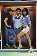 Soha Ali Khan, Rajeev Khandelwal, Mrinalini Sharma at GAS photo-shoot in GAS Store, Mumbai on 29th April 2011 (7).JPG