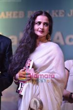 Rekha at Dadasaheb Phalke Awards in Bhaidas Hall on 3rd May 2011 (132).JPG