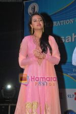 Sonakshi Sinha at Dadasaheb Phalke Awards in Bhaidas Hall on 3rd May 2011 (11).JPG