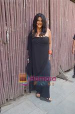 Ekta Kapoor truns to acting - on the sets of CID to promote Ragini MMS in Chandivili, Mumbai on 4th May 2011 (33).JPG