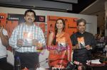 Rani Mukherjee, Vishal Bharadwaj unveil Mafia Queens of Mumbai book in Landmark, Mumbai on 4th May 2011 (17).JPG