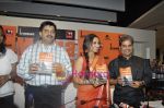 Rani Mukherjee, Vishal Bharadwaj unveil Mafia Queens of Mumbai book in Landmark, Mumbai on 4th May 2011 (18).JPG