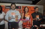 Rani Mukherjee, Vishal Bharadwaj unveil Mafia Queens of Mumbai book in Landmark, Mumbai on 4th May 2011 (21).JPG