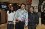 Vishal Bharadwaj unveil Mafia Queens of Mumbai book in Landmark, Mumbai on 4th May 2011 (3).JPG