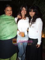 Ayesha Takia with mom at Mother_s day special in Mumbai on 6th May 2011.JPG