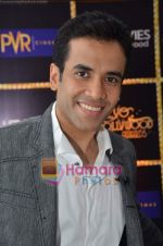 Tusshar Kapoor wins Best Actor in a comic role at the 1st Jeeyo Bollywood Awards on 10th May 2011 (16).JPG