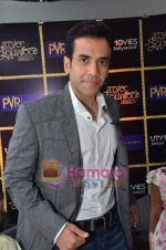 Tusshar Kapoor wins Best Actor in a comic role at the 1st Jeeyo Bollywood Awards on 10th May 2011 (18).JPG