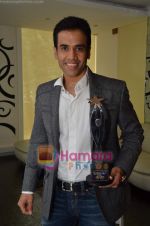Tusshar Kapoor wins Best Actor in a comic role at the 1st Jeeyo Bollywood Awards on 10th May 2011 (20).JPG