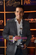 Tusshar Kapoor wins Best Actor in a comic role at the 1st Jeeyo Bollywood Awards on 10th May 2011 (28).JPG