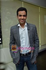 Tusshar Kapoor wins Best Actor in a comic role at the 1st Jeeyo Bollywood Awards on 10th May 2011 (3).JPG