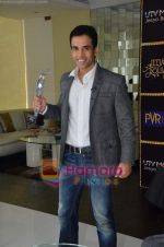 Tusshar Kapoor wins Best Actor in a comic role at the 1st Jeeyo Bollywood Awards on 10th May 2011 (35).JPG