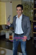 Tusshar Kapoor wins Best Actor in a comic role at the 1st Jeeyo Bollywood Awards on 10th May 2011 (36).JPG