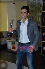 Tusshar Kapoor wins Best Actor in a comic role at the 1st Jeeyo Bollywood Awards on 10th May 2011 (37).JPG