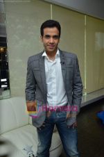 Tusshar Kapoor wins Best Actor in a comic role at the 1st Jeeyo Bollywood Awards on 10th May 2011 (5).JPG