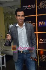 Tusshar Kapoor wins Best Actor in a comic role at the 1st Jeeyo Bollywood Awards on 10th May 2011 (6).JPG