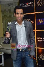 Tusshar Kapoor wins Best Actor in a comic role at the 1st Jeeyo Bollywood Awards on 10th May 2011 (7).JPG