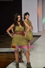 at Rachna Sansad Fashion show in Ravindra Natya Mandir on 18th May 2011 (23).JPG