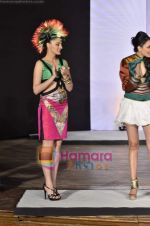 at Rachna Sansad Fashion show in Ravindra Natya Mandir on 18th May 2011 (32).JPG