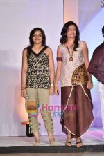at Rachna Sansad Fashion show in Ravindra Natya Mandir on 18th May 2011 (40).JPG