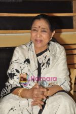 Asha Bhosle records for Neil Ko Pakadana film in Andheri on 21st May 2011 (12).JPG