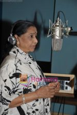 Asha Bhosle records for Neil Ko Pakadana film in Andheri on 21st May 2011 (20).JPG