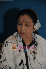 Asha Bhosle records for Neil Ko Pakadana film in Andheri on 21st May 2011 (22).JPG