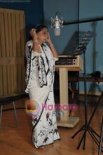 Asha Bhosle records for Neil Ko Pakadana film in Andheri on 21st May 2011 (26).JPG