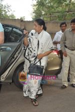 Asha Bhosle records for Neil Ko Pakadana film in Andheri on 21st May 2011 (47).JPG