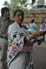Asha Bhosle records for Neil Ko Pakadana film in Andheri on 21st May 2011 (5).JPG