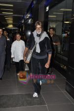 Amitabh Bachchan and Jaya Bachchan return from London in Mumbai Airport on 26th May 2011 (12).JPG