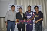 Shahrukh Khan gifts Tag Heuer to KKR players in Trident, Mumbai on 26th May 2011 (17).JPG