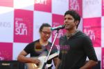 Farhan Akhtar enthralls largest girly gang at Pond_s fun in the sun in Mumbai on 27th May 2011-1 (15).JPG